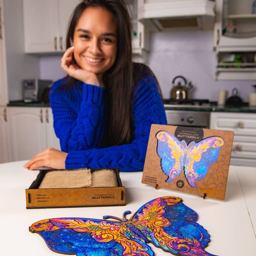 UNIDRAGON 323dílné dřevěné puzzle Intergalaxy Butterfly 41 x 30 cm